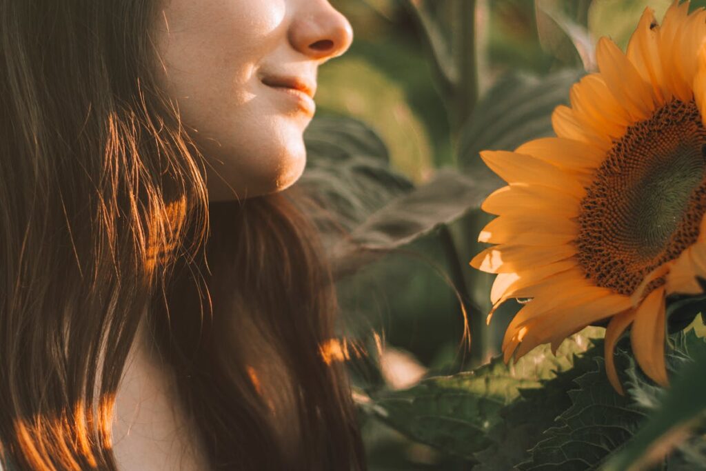 更年期 女性 屋外 自然 後ろ姿