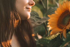 更年期 女性 屋外 自然 後ろ姿