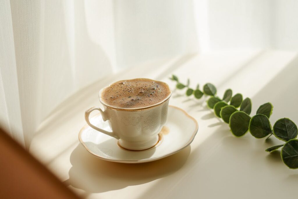 白湯 木漏れ日 マグカップ 朝の一杯