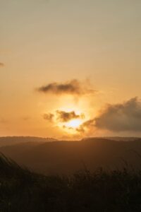 サフラン色の夕日が丘を照らす風景